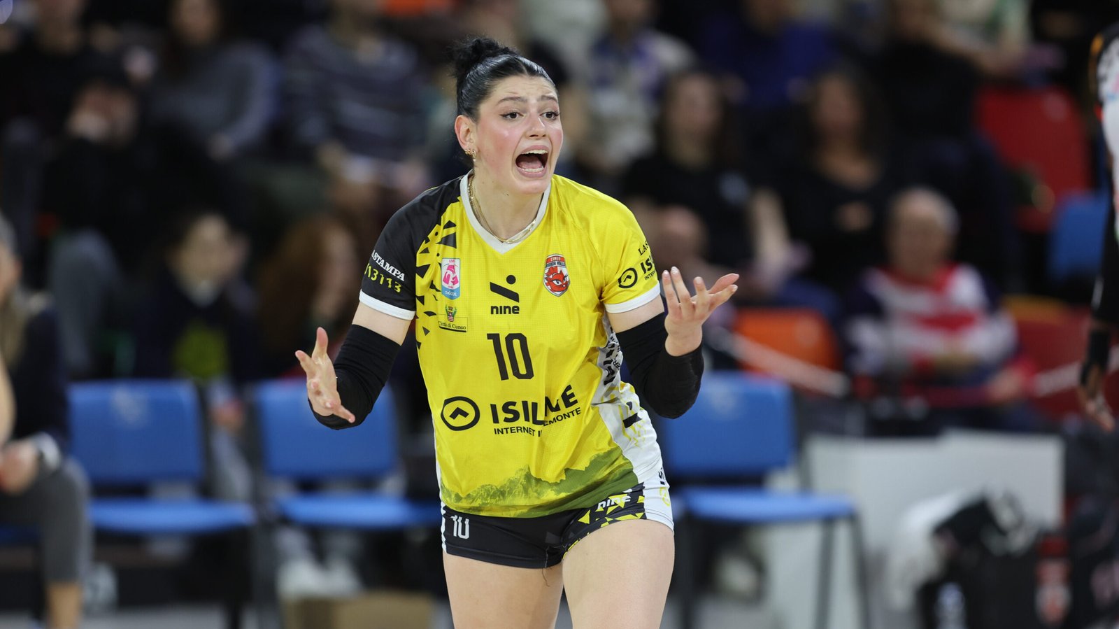 Anna Bardaro, ex libero di Conegliano, esulta un punto con la maglia di Cuneo contro Scandicci