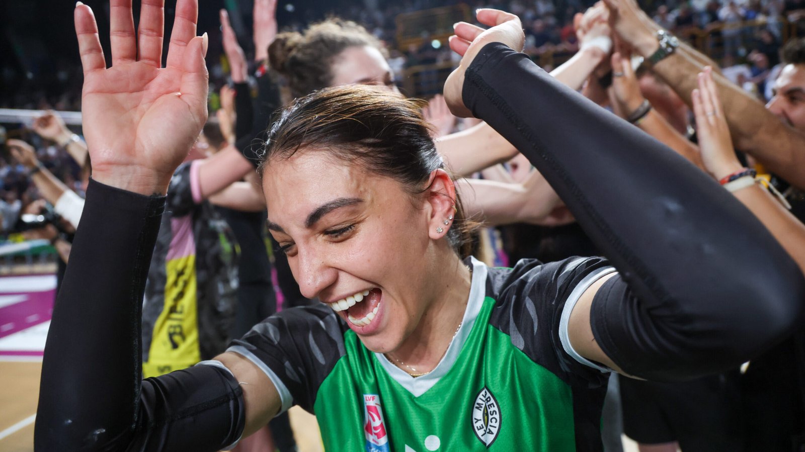 Beatrice Parrocchiale esulta per il premio di MVP e la promozione ottenuta con Brescia a discapito di Padova