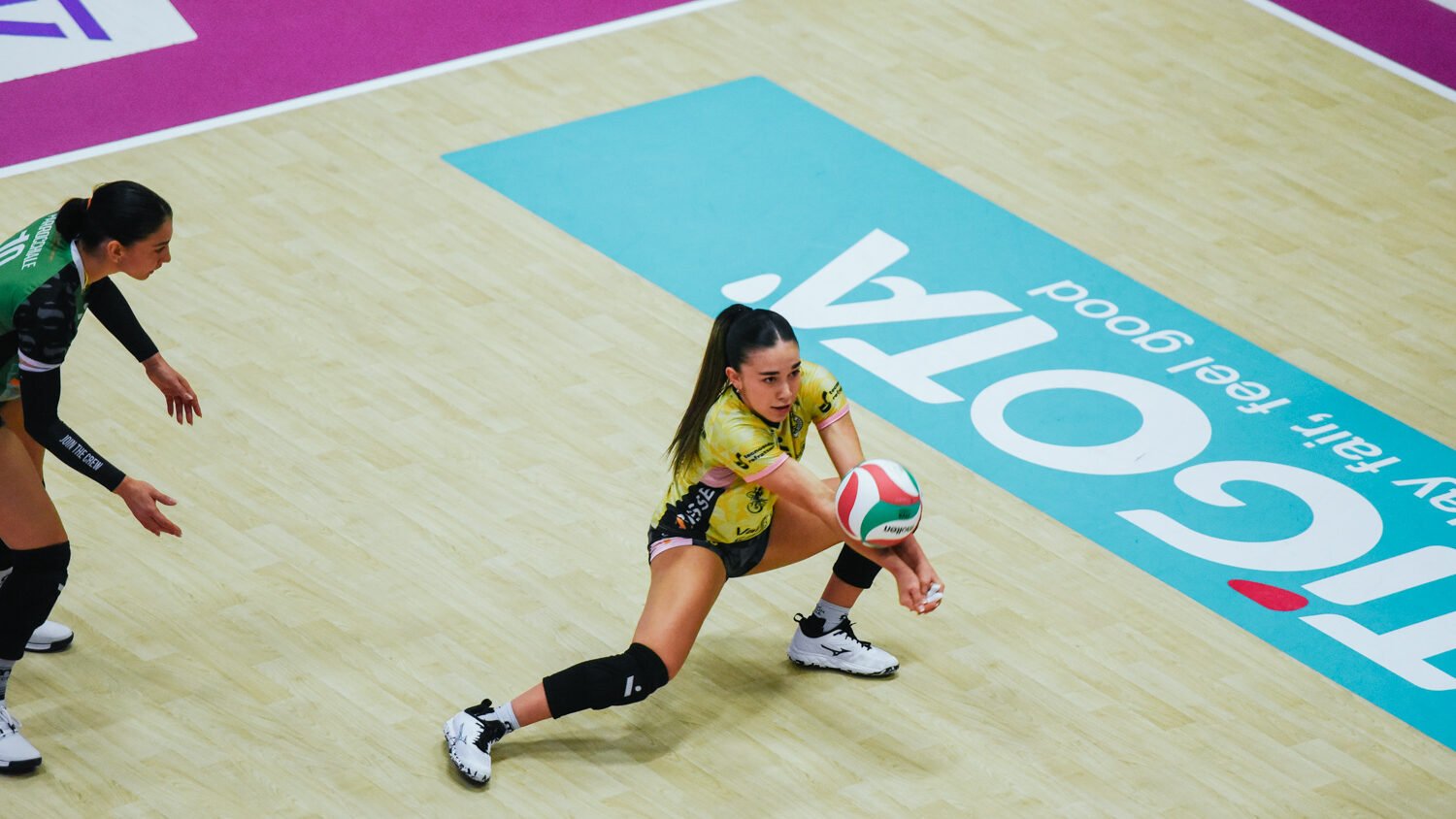 Elena Arici vestendo la maglia di Brescia riceve un pallone di fianco a Beatrice Parrocchiale contro Trento