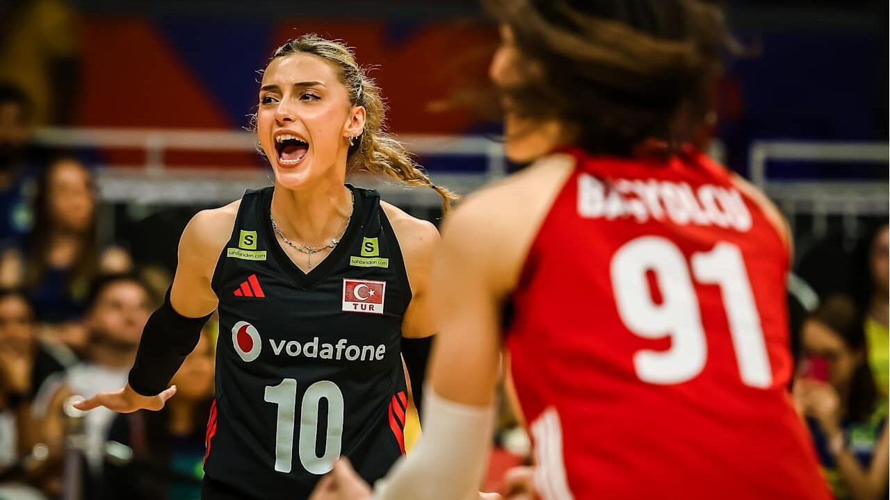 Turchia esulta in Volleyball Nations League dopo un punto contro l'italia